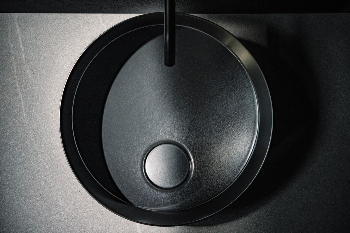 LAUFEN predstavlja VITREON čelik: novi sklad materijala za suvremenu kupaonicu 1 LAUFEN VITREON TENDO Prostorni mir nastaje kada svaki detalj slijedi isti dizajnerski etos – od umivaonika do slavine. (Umivaonik TENDO, slavina Kartell • LAUFEN, namještaj ARUN) / photo: Laufen