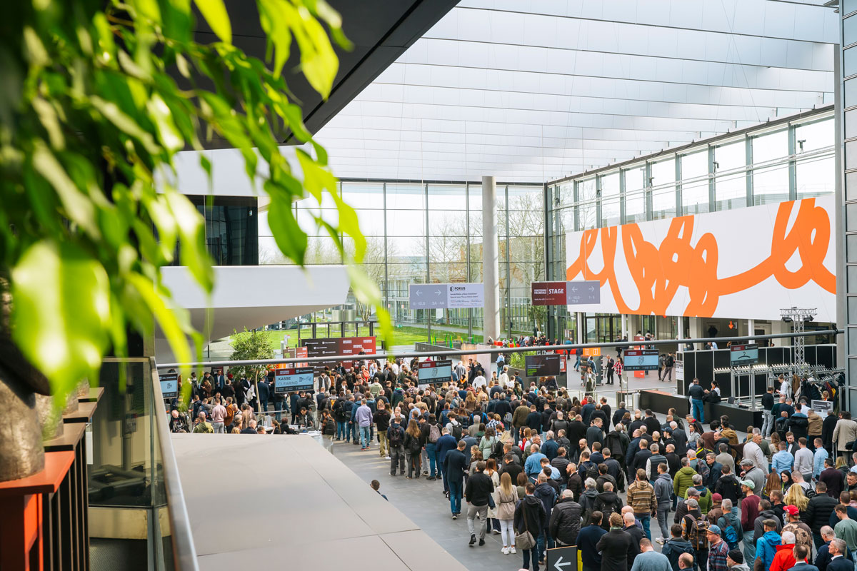 FENSTERBAU FRONTALE & HOLZ-HANDWERK 2026: Uspješan sajamski dvojac daje industriji snažan glas 1 Posjetitelji na ulazu u FENSTERBAU FRONTALE & HOLZ-HANDWERK 2026 / photo: NürnbergMesse / Heiko Stahl