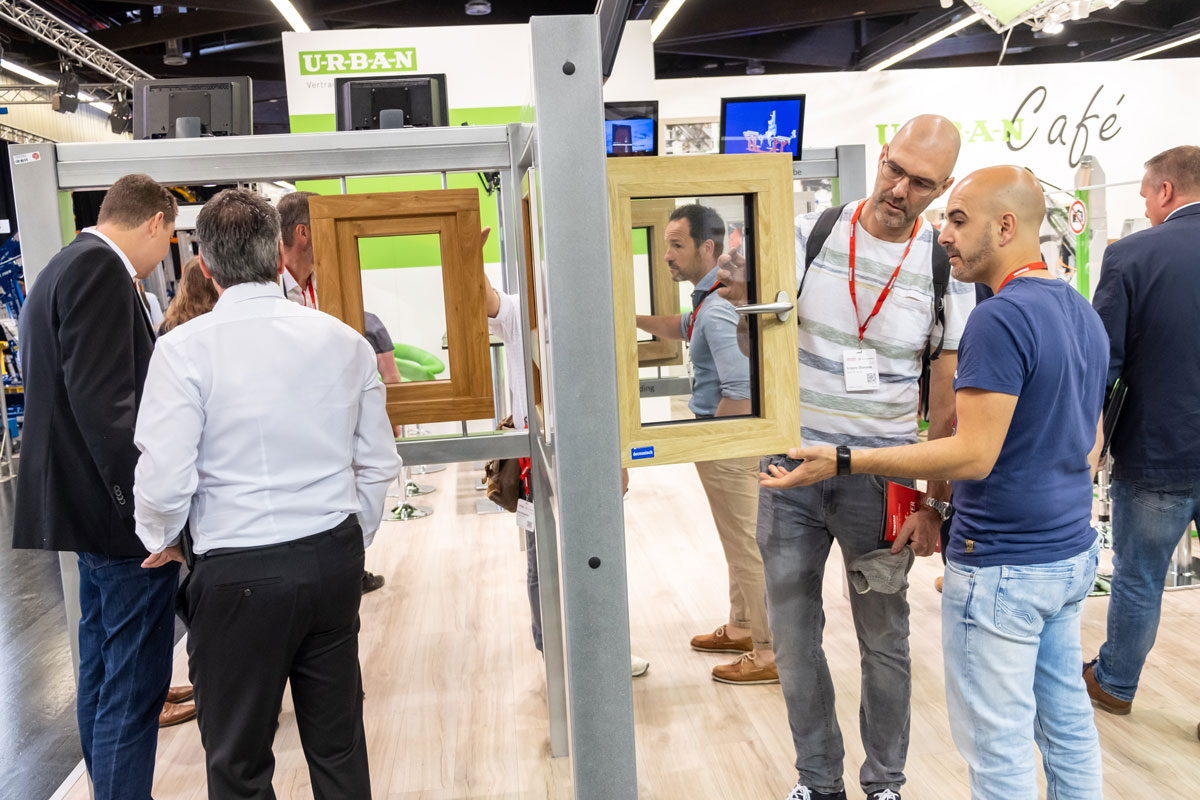 FENSTERBAU FRONTALE 2026 - Industrija prozora, vrata i fasada pod istim krovom 6 Posjetitelji u izložbenom dijelu na sajmu Fensterbau Frontale / photo: NürnbergMesse / Uwe Niklas
