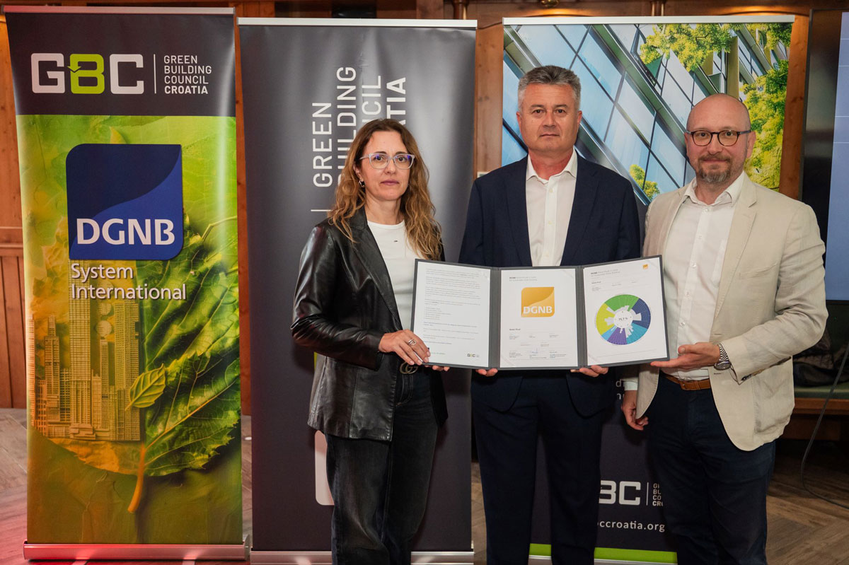 GBC Connect Forum pokazao: Zelena tranzicija traži zajednička rješenja države, industrije i financijskog sektora 7 Preuzimanje certifikata - Tomislav Poljuha Valamar (sredina) / photo: Tony Junaković