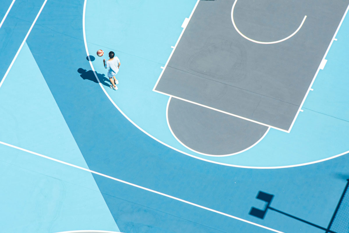 Važnost i utjecaj boja u javnim objektima na psihologiju 5 Košarkaški teren u plavim nijansama