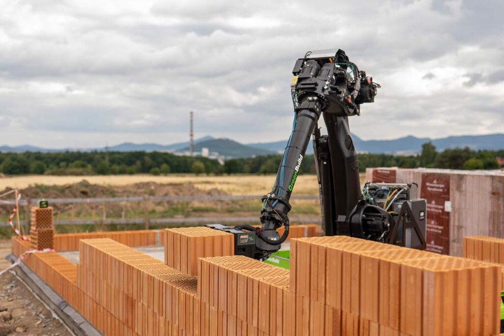 Prvi robot-zidar stigao u susjedstvo - Tehnologija koja bi mogla promijeniti i hrvatska gradilišta 2 Izgradnja obiteljske kuće robotom-zidarom, Češka, Toplice, srpanj 2025 / photo: wienerberger