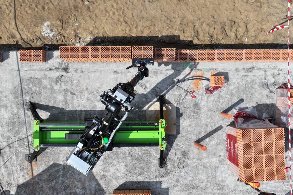 Prvi robot-zidar stigao u susjedstvo - Tehnologija koja bi mogla promijeniti i hrvatska gradilišta 5 Izgradnja obiteljske kuće robotom-zidarom, Mađarska, Budimpešta, rujan 2025 / photo: wienerberger