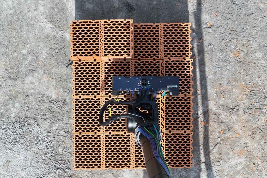 Prvi robot-zidar stigao u susjedstvo - Tehnologija koja bi mogla promijeniti i hrvatska gradilišta 3 Izgradnja obiteljske kuće robotom-zidarom, Mađarska, Budimpešta, rujan 2025 / photo: wienerberger