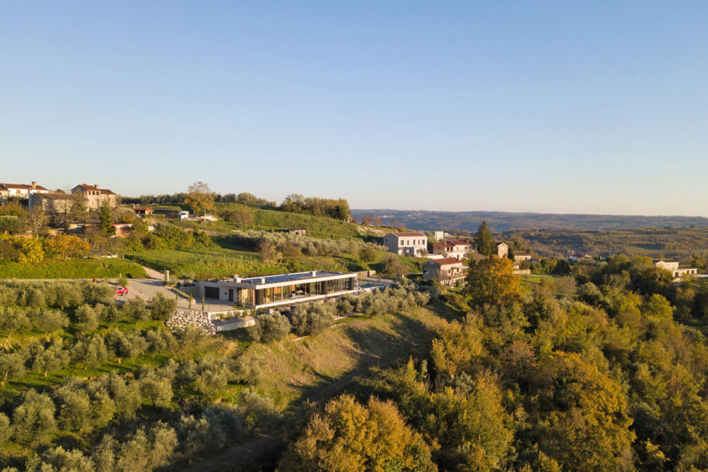 projekt: Villa Krasica - Kuća koja slijedi teren i briše granice prostora 2 naziv projekta: Villa Krasica / autor projekta: ZDL Arhitekti / photo: Koridor 27