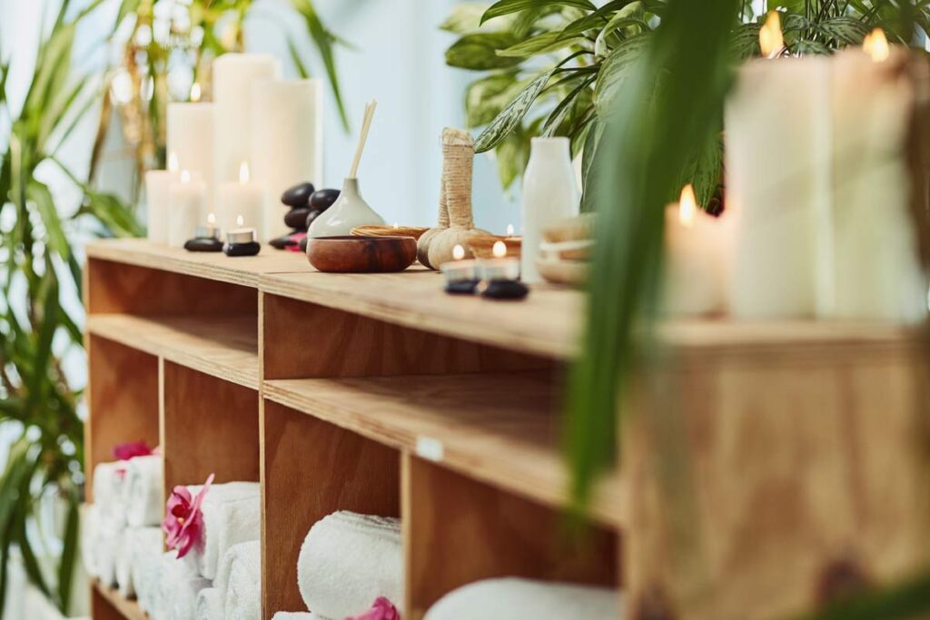 Podrijetlo i korijeni suvremenog spa centra 6 Polica sa peškirima u spa centru