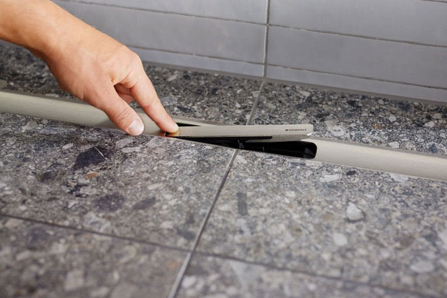 Tuš kanalica CleanLine30 - Optimalan protok zahvaljujući promišljenim detaljima 4 Uklanjanje poklopca sa CleanLine30 / photo: Geberit
