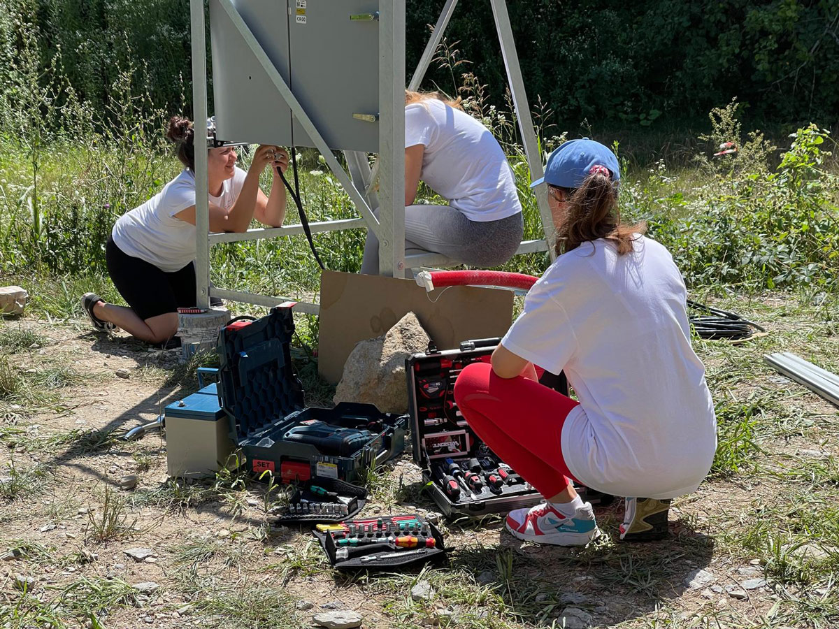 CROSSNET – Hrvatska dobiva novu nacionalnu seizmološku mrežu 4 Postavljanje seizmološke stanice / photo: CROSSNET