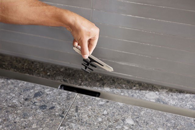 Tuš kanalica CleanLine30 - Optimalan protok zahvaljujući promišljenim detaljima 5 Poklopac odvoda lako se može ukloniti, ispod njega nalazi se češljasti umetak koji zaustavlja kosu na ulazu u
odvod / photo: Geberit