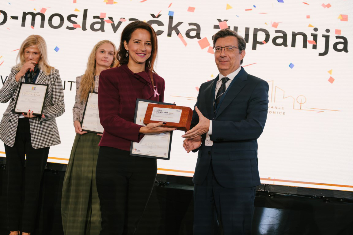 Dodijeljene nagrade CIGLA STANOVANJA 2026 3 Sanja Mioković preuzima nagradu od Željka Uhlira / photo: Tamara Belošić i Udruga gradova u RH