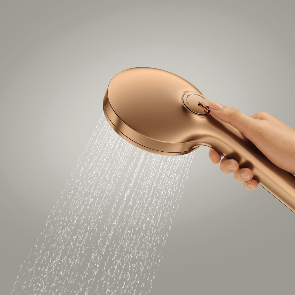 GROHE predstavlja tehnologiju tuširanja AquaBooster 4 Svi GROHE AquaBooster ručni tuševi imaju integrirani regulator protoka. Ovisno o modelu, protok iznosi od 5 do 7,9 l/min pri tlaku od 3 bara u usporedbi sa zahtjevima norme EN 1112, klasa A (12-15 l/min pri 3 bara) / photo: GROHE