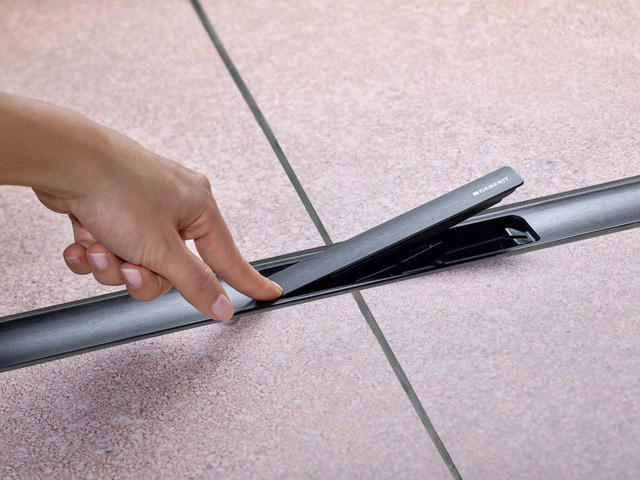 Geberit CleanLine30 tuš kanalica osvojila je nagradu iF Design Award 2026 3 Jednostavno čišćenje: Integrirani umetak za hvatanje nečistoća štiti odvod od kose i drugih nečistoća te se može izvaditi jednim pokretom / photo: Geberit
