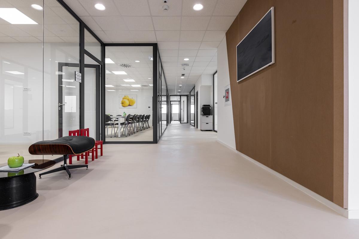 Mikrocementni podni sustav u upravnom dijelu LDC Jabuka u Križu 1 projekt: Logističko-distributivni centar Jabuka, Križ / podni sustavi: ARP Building Protection / photo: Miljenko Hegedić
