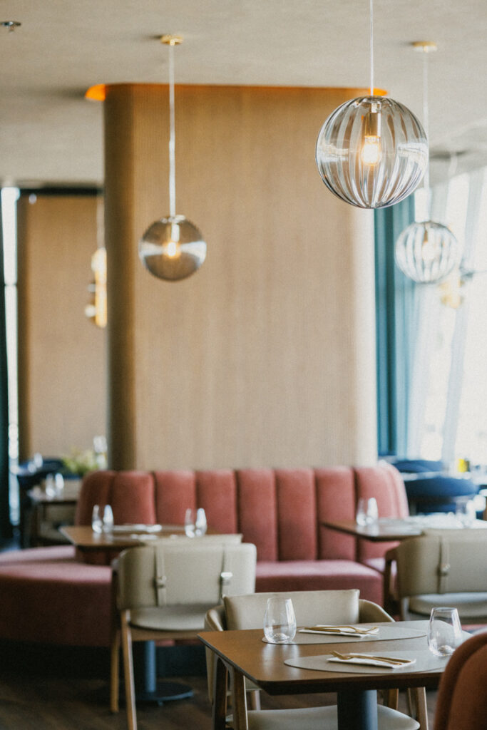 projekt: A4 Studio - Meandar: Interijer koji prati ritam Drave i vraća duh sedamdesetih 9 projekt: Restoran Meandar / autor projekta: A4 Studio / photo: Marko Banić
